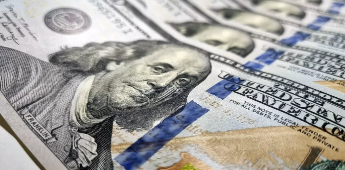 El dólar blue recorta el descenso inicial y se negocia a $346