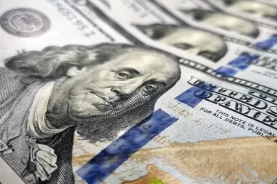 El dólar blue recorta el descenso inicial y se negocia a $346