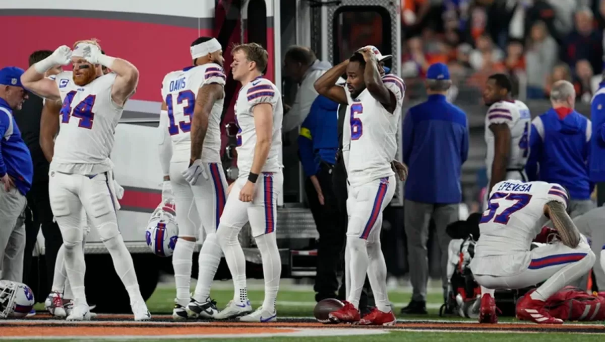 INCRÉDULOS. Los jugadores de Buffalo Bills no pueden creer que su compañero Damar Hamlin haya colapsado en medio de un partido.