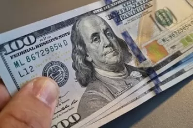 El dólar blue tuvo un leve descenso por primera vez en la semana