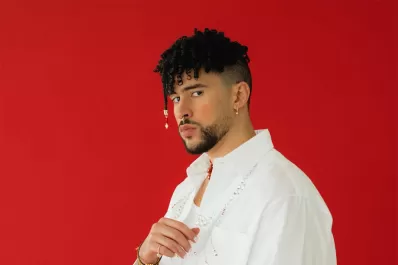 Video: el desconcertante momento en el que Bad Bunny le arrebató el celular a una fanática