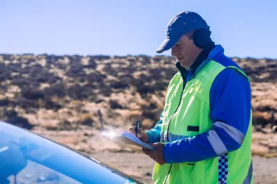 Es obligatorio cancelar las multas en el país antes de renovar el registro de conducir