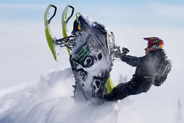 Murió Ken Block en un accidente con su moto de nieve