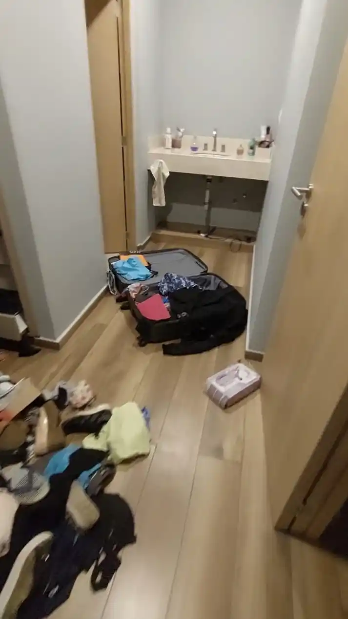 DESORDEN. Prendas y valijas quedaron tiradas por la casa. 