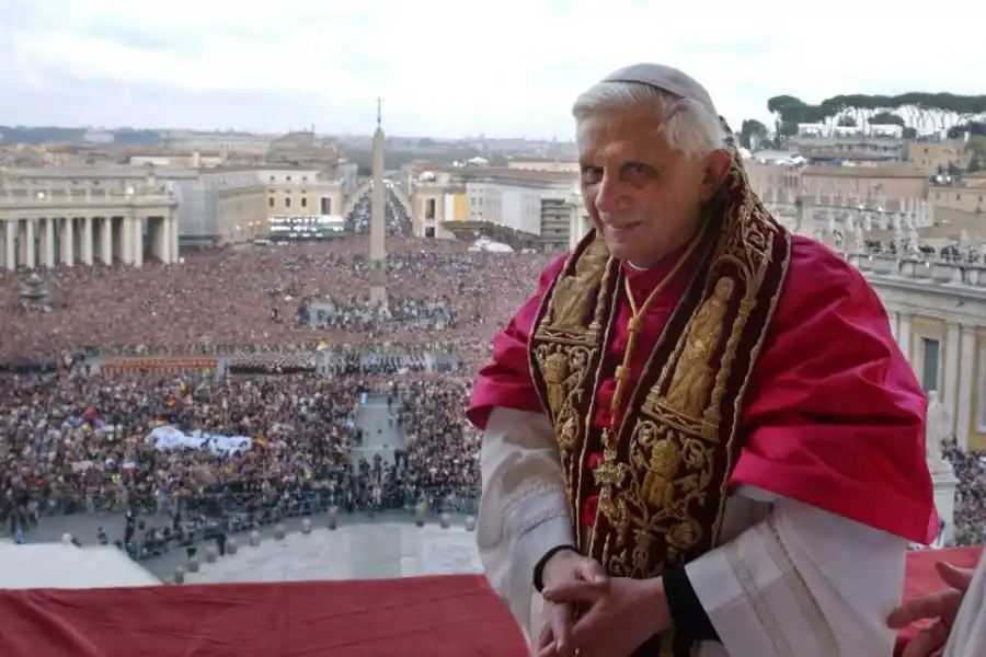 Unos 50.000 fieles visitaron la capilla ardiente para despedir a Benedicto XVI