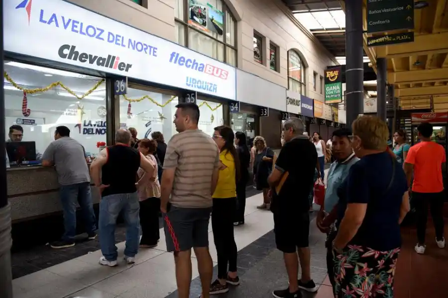 COMPRANDO PASAJES. Por lo general, los adquirieron con menos tiempo de anticipación, dijo una empleada de boletería. 