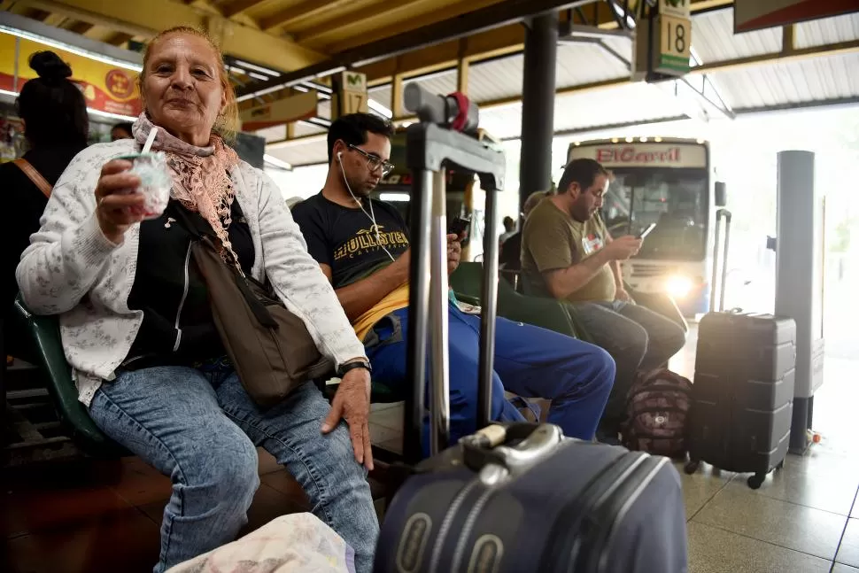 RUMBO A NEUQUÉN. Guillermina va a visitar a su familia que se radicó en el sur del país. Ella dice que prefirió quedarse en Tucumán.
