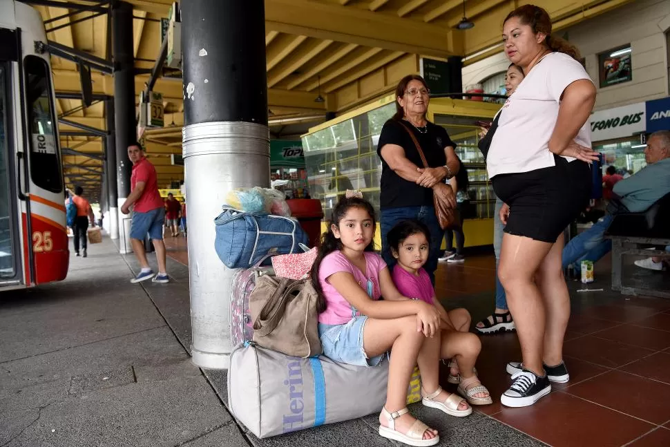 DE VISITA AL JARDÍN DE SALTA. Rosa Mamaní  va con su hija y sus nietas a encontrarse con sus familiares en Salta.