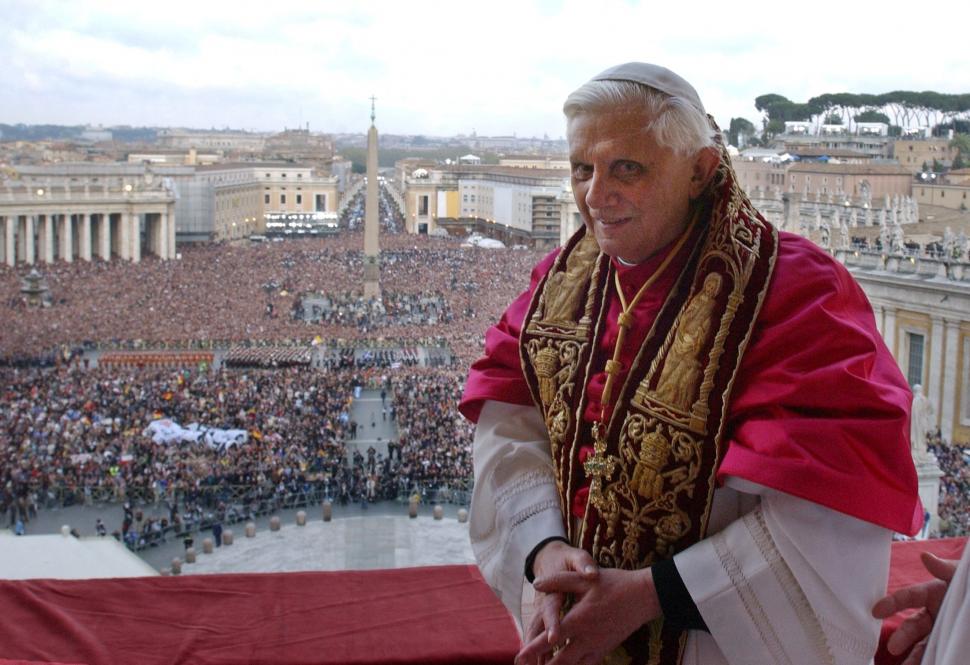 Unos 50.000 fieles visitaron la capilla ardiente para despedir a Benedicto XVI