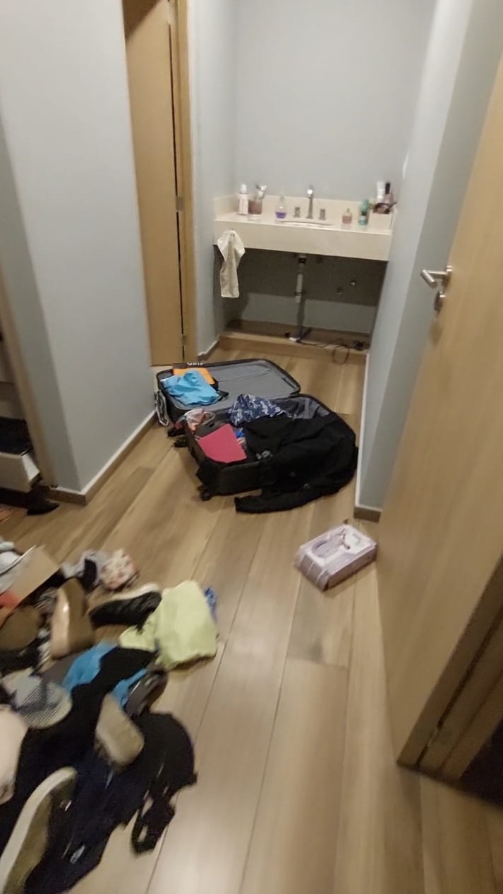 DESORDEN. Prendas y valijas quedaron tiradas por la casa. 