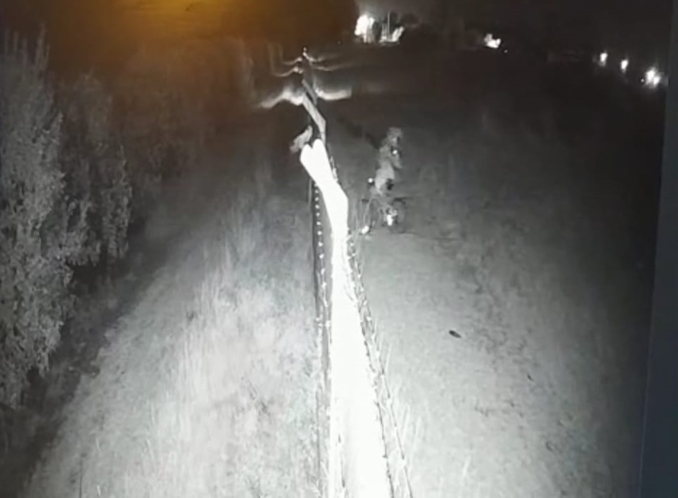 UN VIDEO. Una cámara captó al ladrón huyendo en bicicleta.