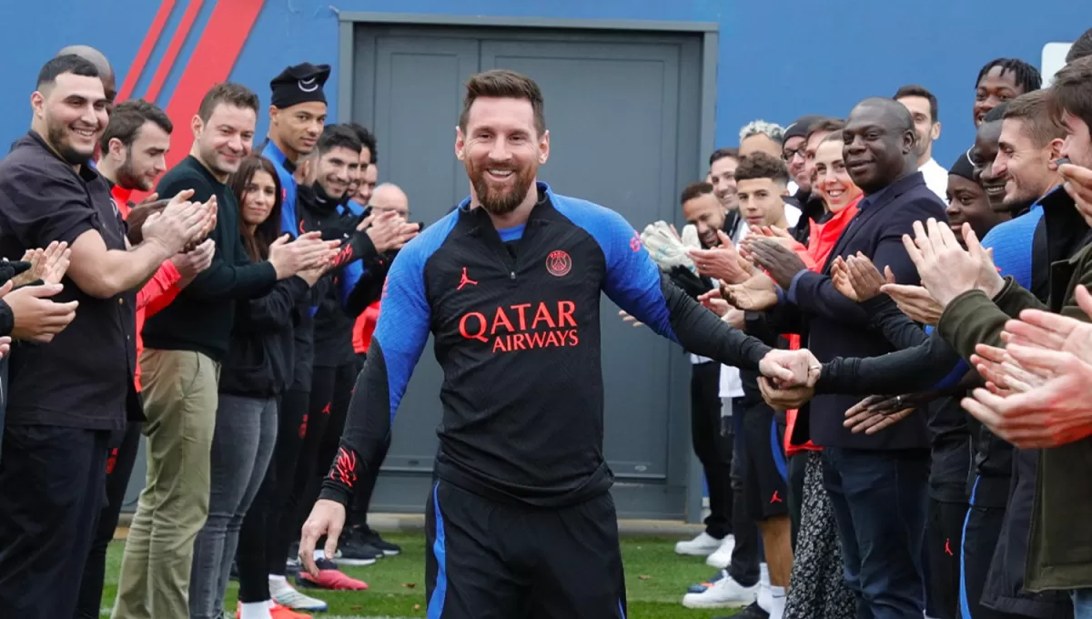 UN TÚNEL. Los compañeros y empleados de PSG recibieron con aplausos a Messi, campeón del mundo con la Selección Argentina.