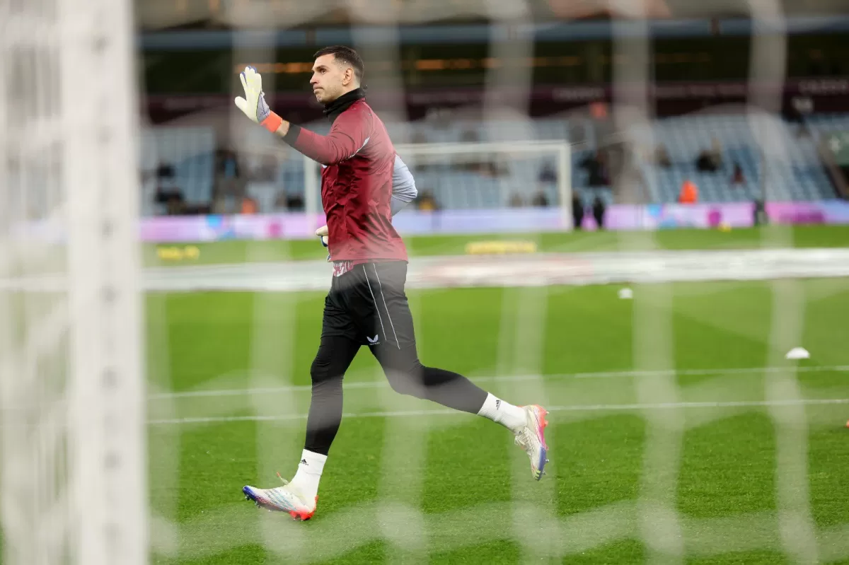 Dibu Martínez fue ovacionado por los hinchas Aston Villa tras consagrarse en Qatar