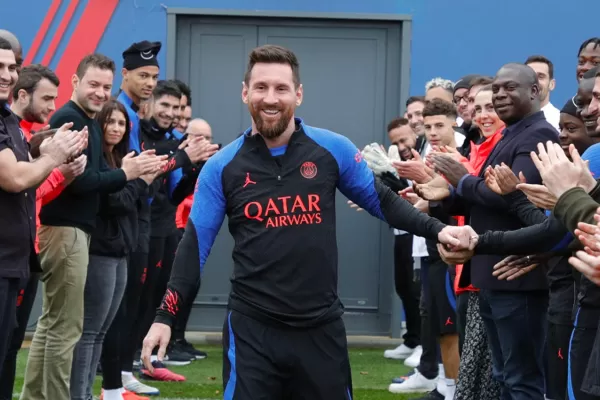 Después de las vacaciones en Rosario, Messi fue recibido con una ovación en PSG