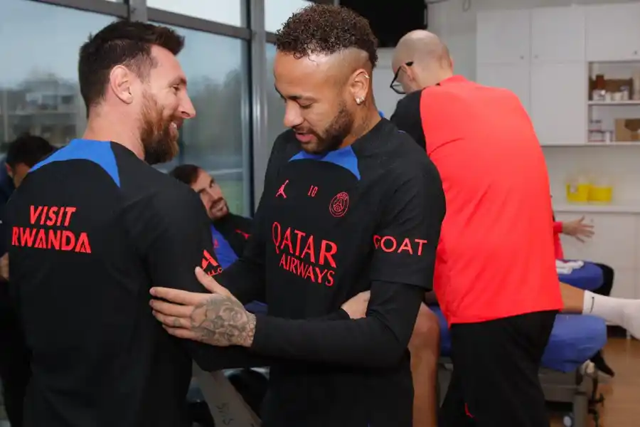 AFECTUOSO. El reencuentro entre Messi y Neymar, después de Qatar 2022.