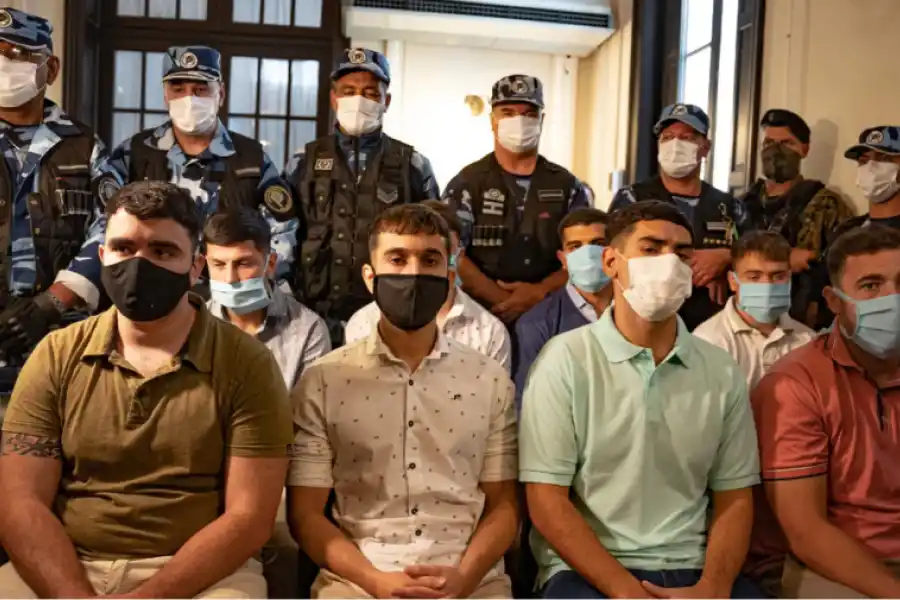 Los ocho imputados por el crimen de Fernando durante el juicio.