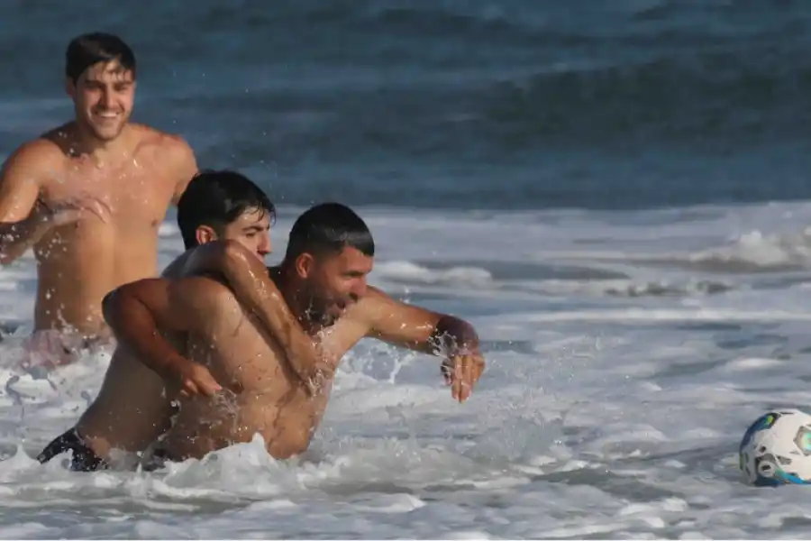 Padre e hijo disfrutando el mar