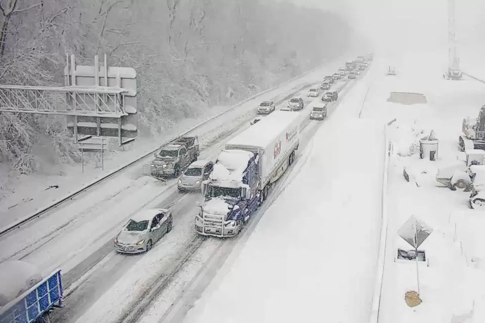 EN LA RUTA. Los vehículos se ven en un tramo helado de la Interestatal 95 cerrado cuando una tormenta cubre la región de EE. UU. con nieve, cerca de Fredericksburg, Virginia. (REUTERS) 