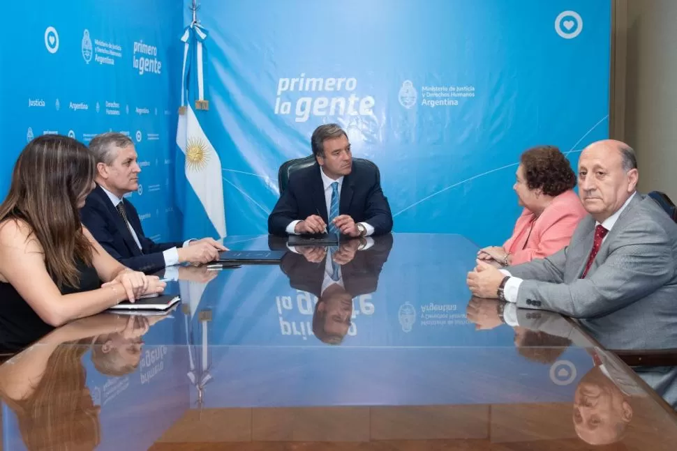 ACTO. El ministro de Justicia de la Nación, Martín Soria, (centro) junto a representantes judiciales de Tucumán. twitter martin soria 