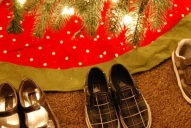 Reyes Magos: cómo nació la tradición de dejar los zapatos bajo el arbolito de Navidad