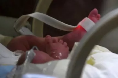 Iban borrachos en la moto, se les cayó su bebé y siguieron andando