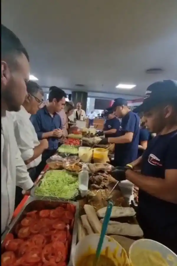 A GUSTO. Los empleados pudieron elegir cómo querían su sánguche. capturas de video