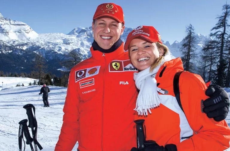 TIEMPOS FELICES. “Schumi” sonriente junto a su esposa Corinna en los Alpes Franceses, donde sufrió el accidente en diciembre de 2013. 