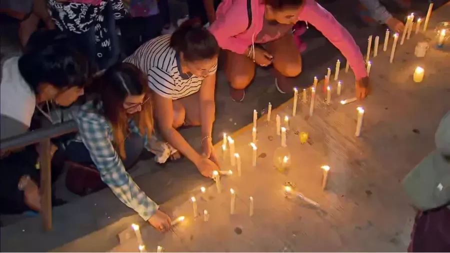 Cientos de personas rinden homenajes a Fernando en las afueras del boliche.