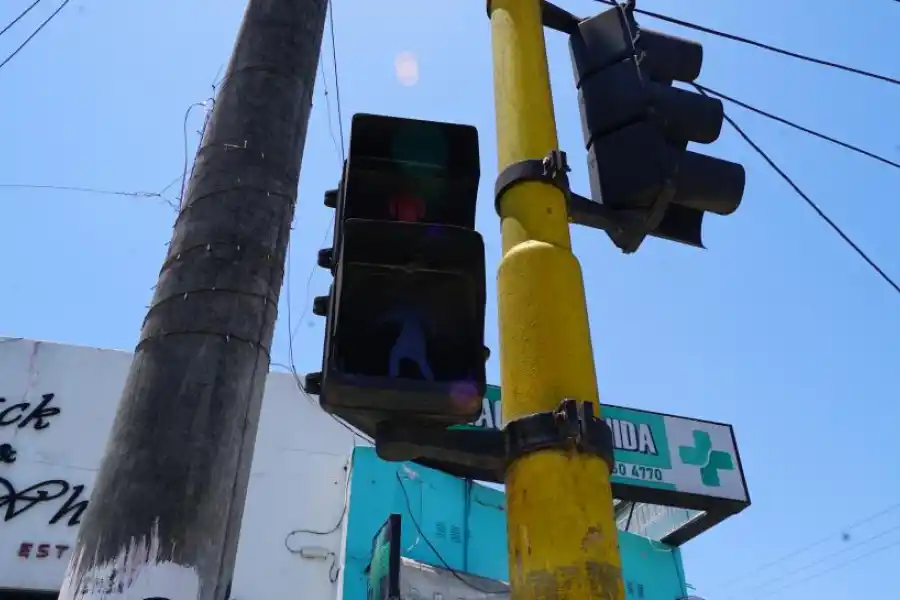 Video: Los semáforos de la capital se hicieron viejos, pero su renovación es incierta