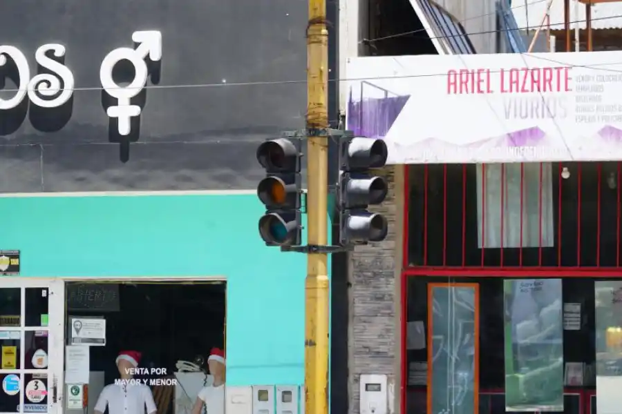 Video: Los semáforos de la capital se hicieron viejos, pero su renovación es incierta