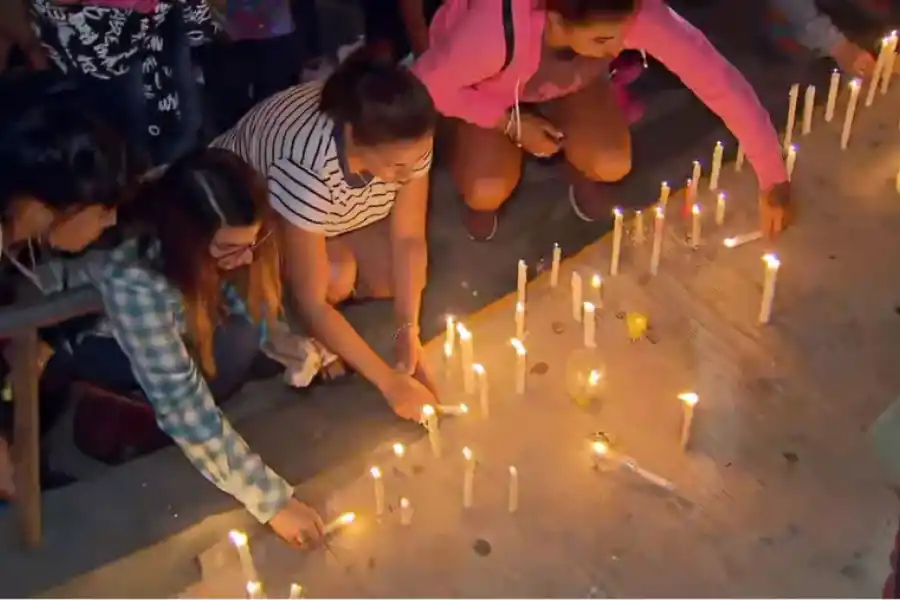 Cientos de personas rinden homenajes a Fernando en las afueras del boliche.