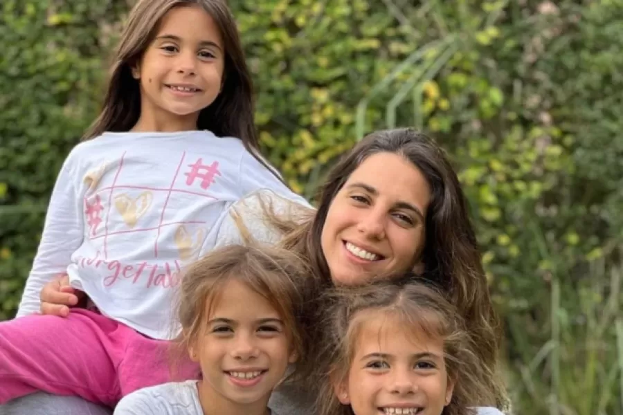 Cinthia Fernández junto a Charis, Bella y Francesca.