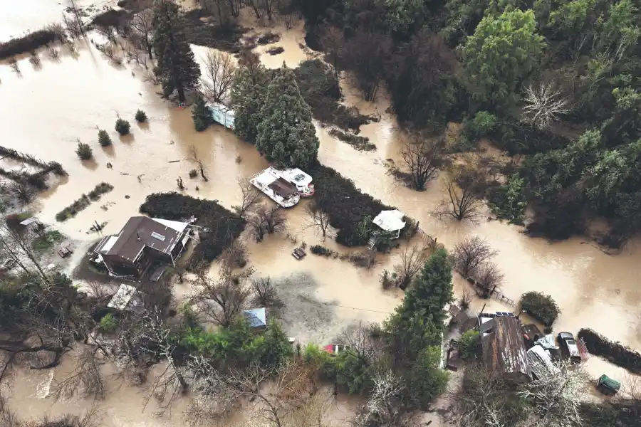 Diluvio al Norte de California, propiedades y caminos  inundados.
