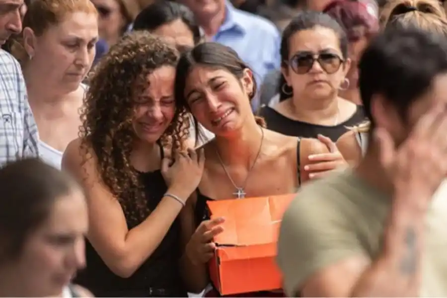 Julieta Rossi, novia de Fernando, llora pidiendo Justicia por el joven.