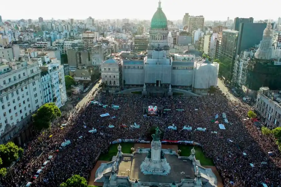 Miles de personas pidiendo Justicia por Fernando a un mes de su muerte en 2020.
