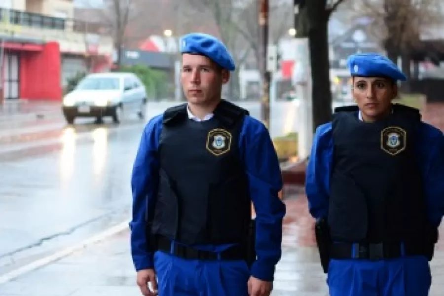 La policía de la ciudad recorre las calles