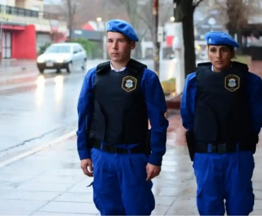 La policía de la ciudad recorre las calles