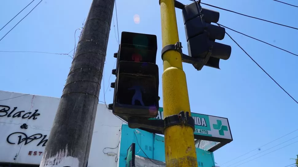 Video: Los semáforos de la capital se hicieron viejos, pero su renovación es incierta