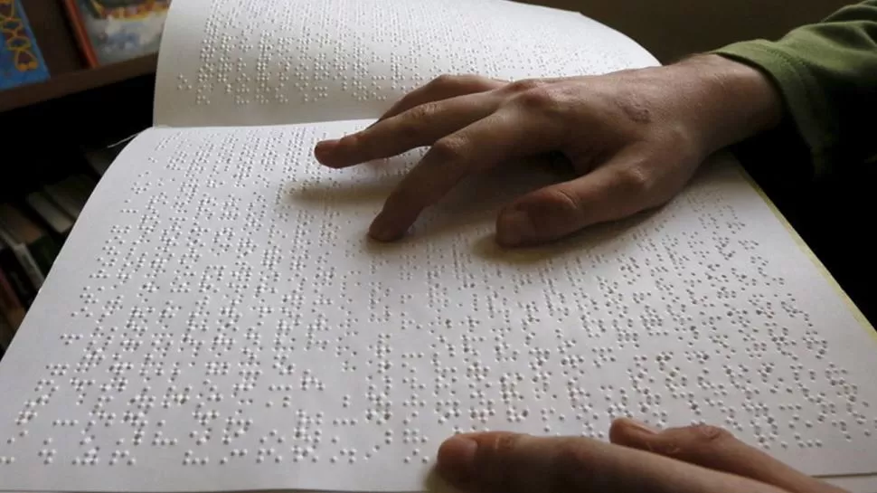 MÉTODO. El sistema de Braille implica seis puntos que se adaptan a la yema del dedo para que el ciego lea una imagen que es trasmitida al cerebro.  