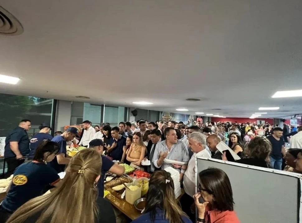 TUMULTO. Cientos de empleados legislativos disfrutaron de los sánguches de milanesa durante el brindis que se realizó el pasado jueves en la Cámara.  