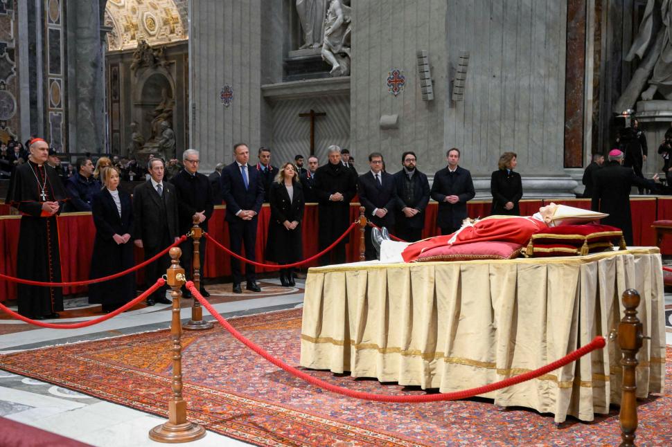 EN EL ALTAR CENTRAL. Autoridades de la Santa Sede, religiosos y acompañantes personales despidieron primero al Papa emérito en la basílica. fotos reuters