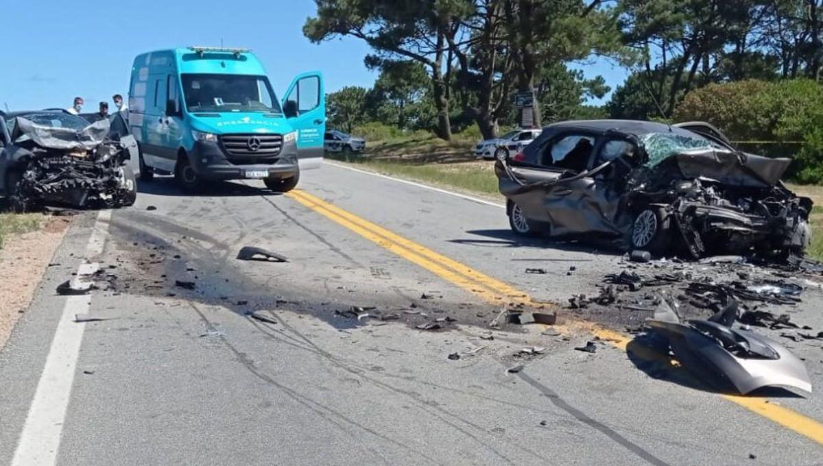DE FRENTE. Dos vehículos con nueve ocupantes se accidentaron ayer al mediodía en una ruta en las inmediaciones de Punta del Este.