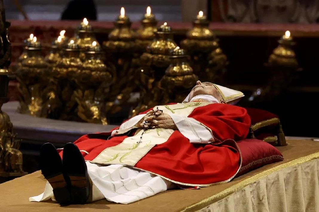 El papa Francisco despidió los restos de Benedicto XVI en la plaza de San Pedro