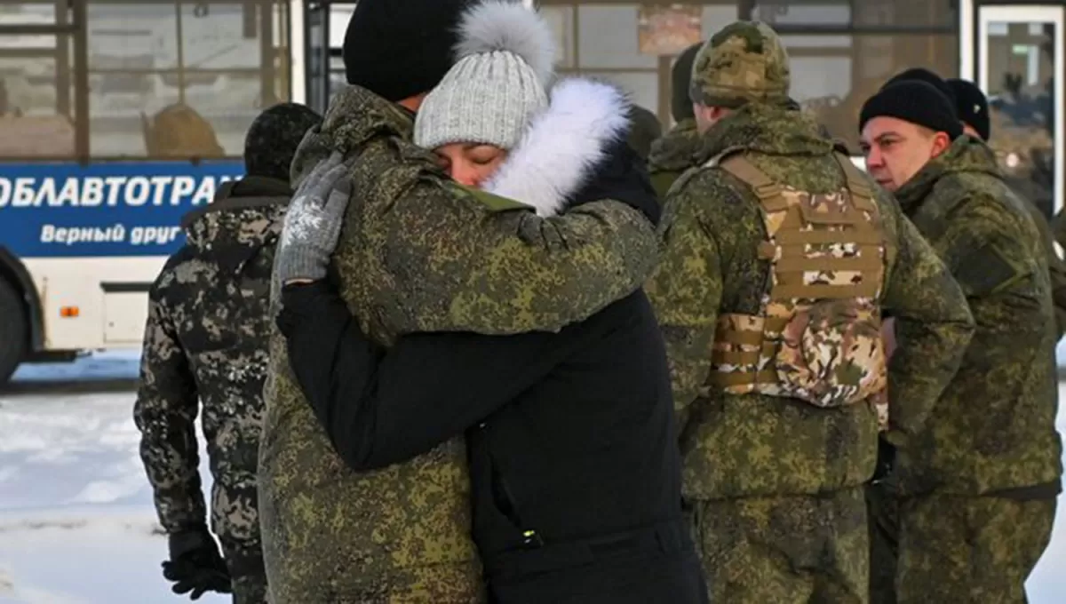 SIN PAZ. Reservistas rusos se despiden de sus familiares antes de ser movilizados desde la zona de Omsk, al oeste de Rusia.
