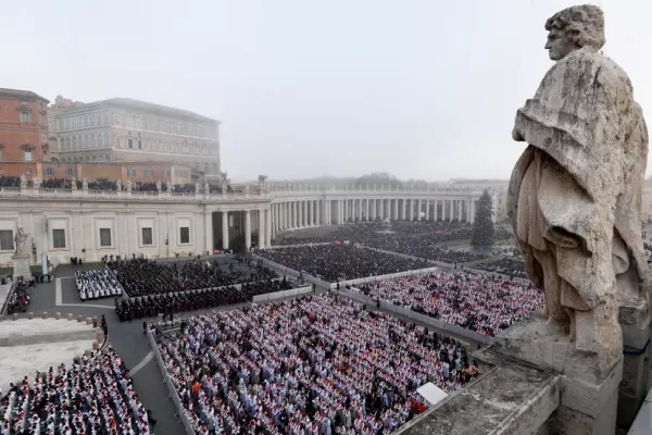Un funeral histórico en el cual miles de fieles clamaron “¡Santo Súbito!”