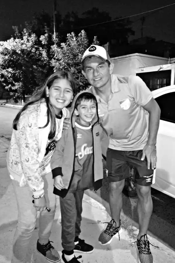 LAUCHA. Lucchetti también posó con los niños, fue en el entretiempo de Atlético 2-1 San Martín de San Juan, en 2018.
