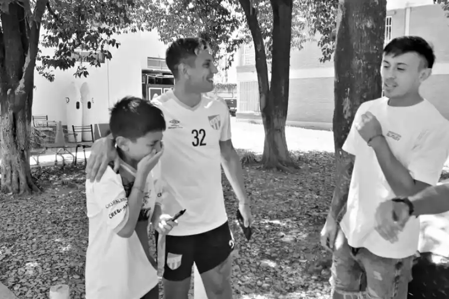 ÍDOLO. Morena, Agustín y “Pulguita” posan en la vereda del estadio José Fierro. 