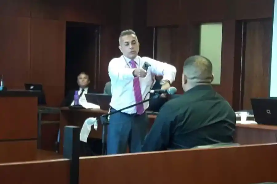 EL JUICIO. Carlino representó su teoría junto al imputado Navarro.  