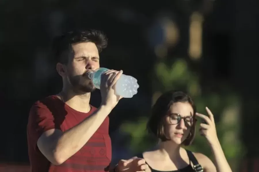 Médicos recomiendan a la población beber mucha agua.