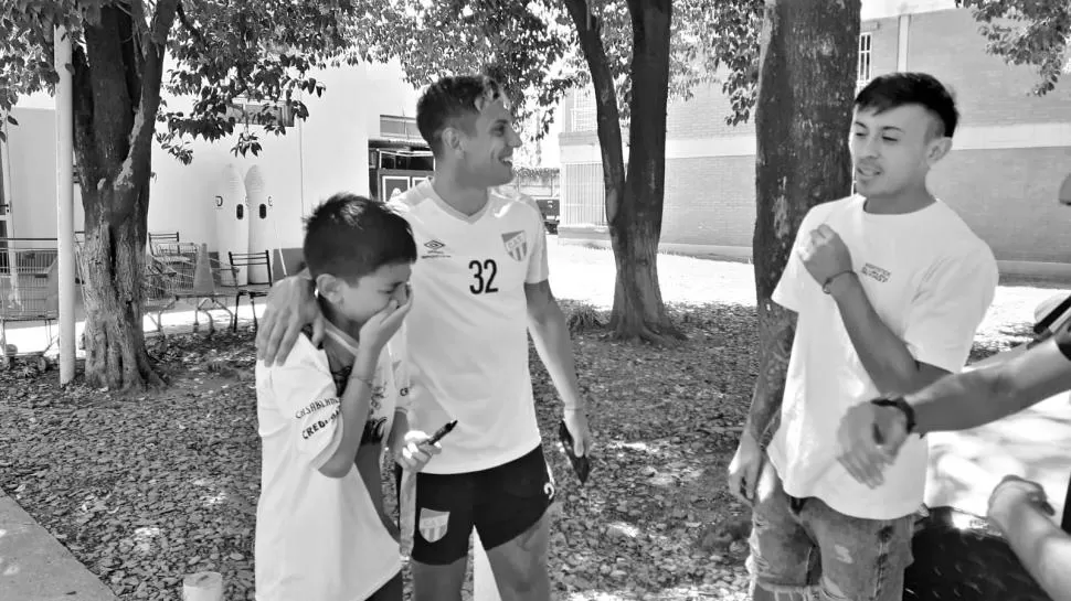 ÍDOLO. Morena, Agustín y “Pulguita” posan en la vereda del estadio José Fierro. 